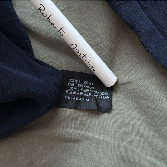 Club Monaco Silk pullover navy raglan sleeves - Picture 5 of 5